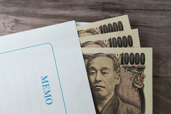封筒から出た一万円札