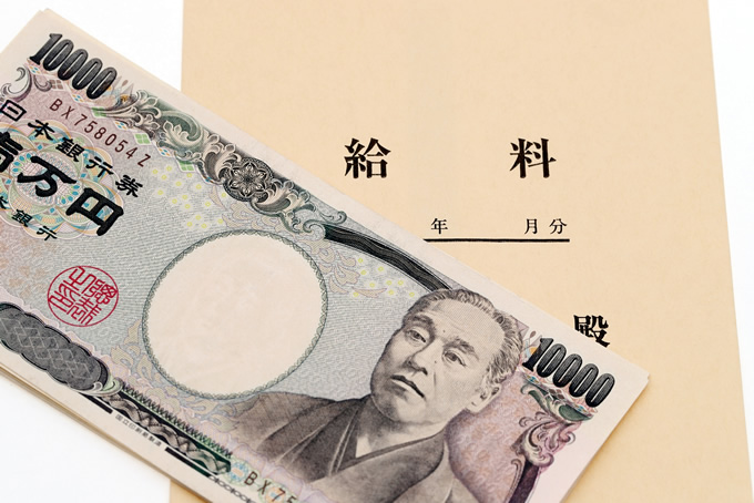 給料袋と1万円札
