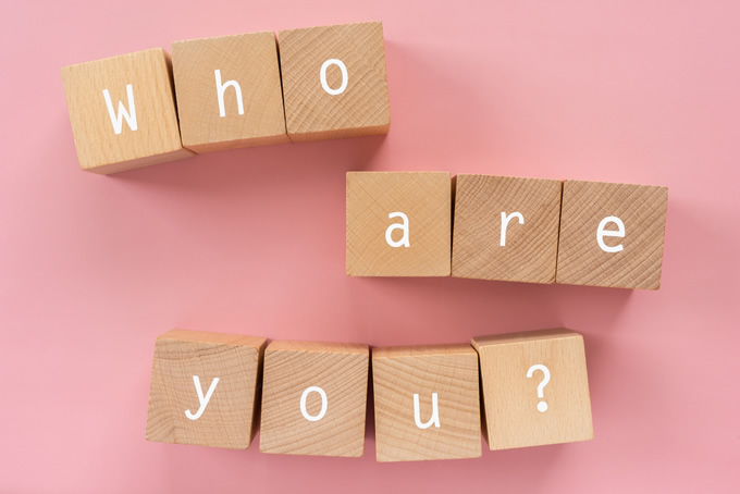 「who are you?」と書かれた積み木