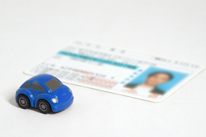 車と免許証