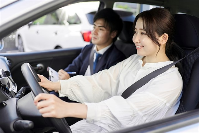 車の技能講習を受ける女性