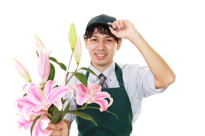 花を持つ笑顔の男性