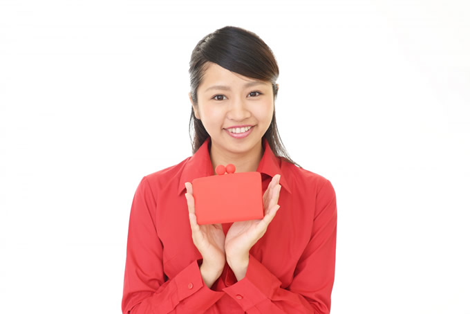 財布を持つ笑顔の女性