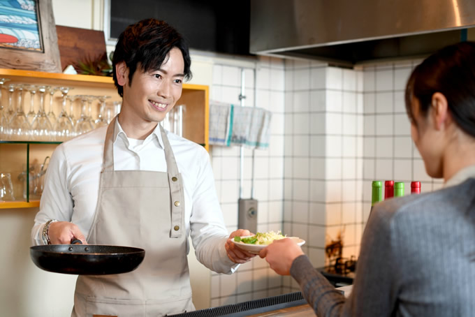 料理を渡す男性