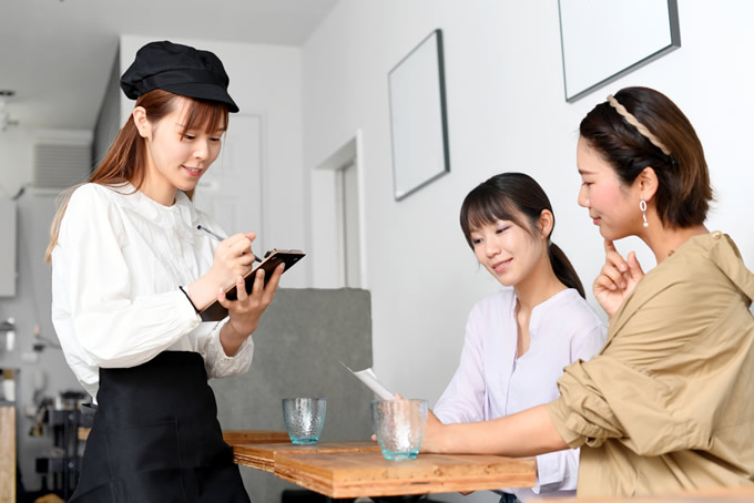 飲食店で注文を取る女性店員